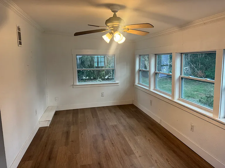 2121 Greenway Dr — Photo 5