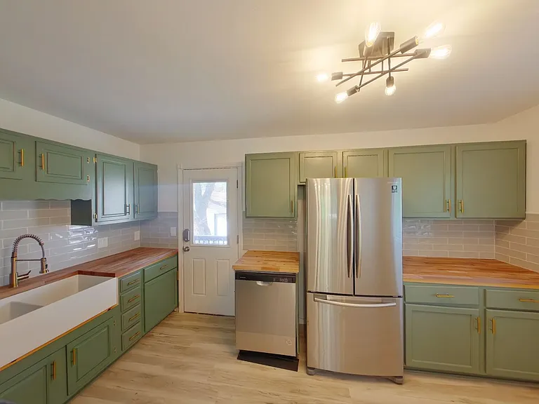 1031 N Edwards Ave — Photo 6