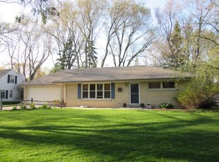 342 W Manor Cir, Bayside, WI 53217