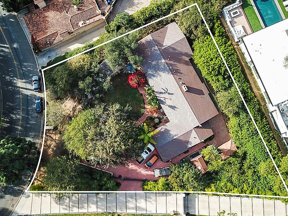 3rd image of 2020 Loma Vista Dr