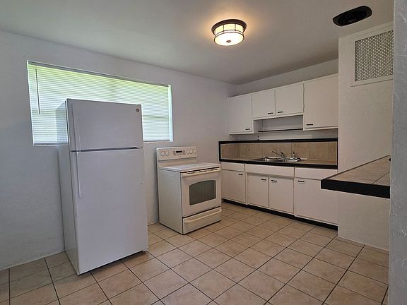 3rd image of 751 Fairmount Rd