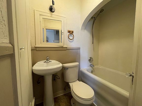 4th image of 5-11.5 N Franklin Ave #115