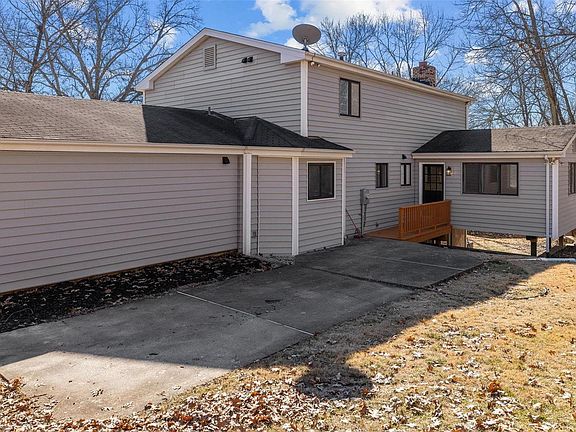 3rd image of 445 Whitehorse Ct