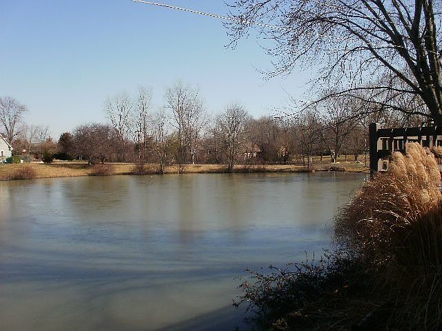 Live on the Lake and still Enjoy City Convenience