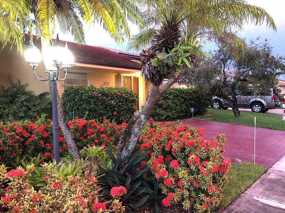 Front view of property.