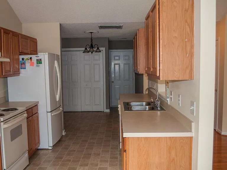 1108 Rockwood Rd — Photo 3