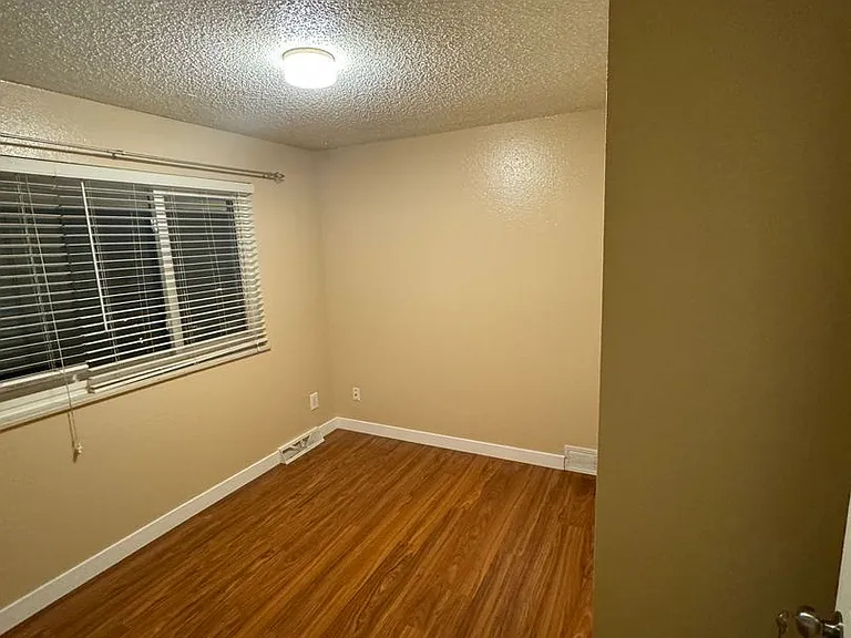 566 Voiles Dr — Photo 5