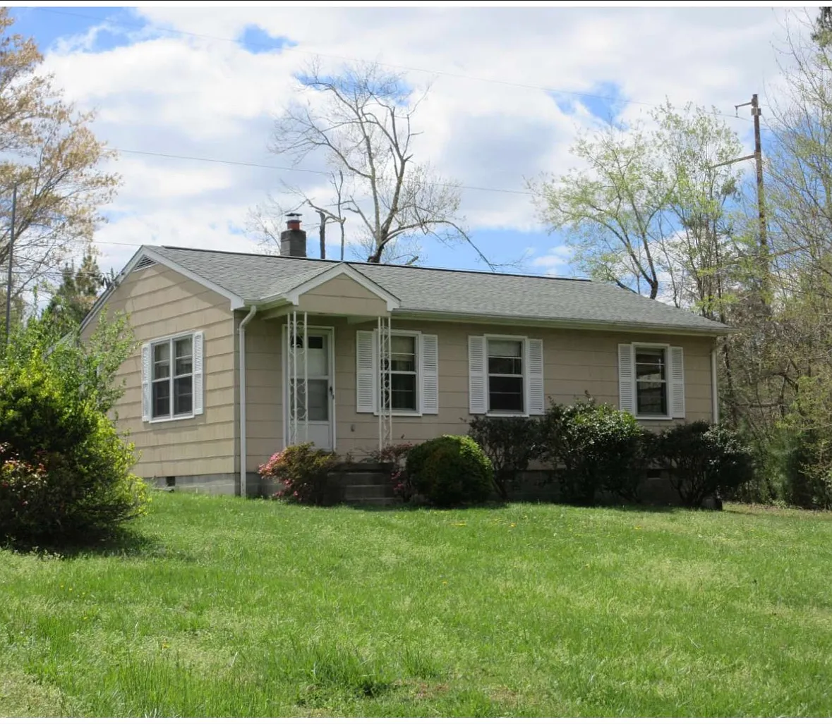 3 bed, 1000 sqft, $1,500 — Photo 1