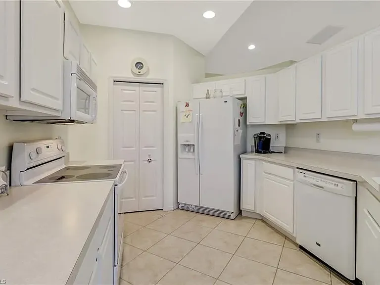 913 Fairhaven Ct — Photo 4