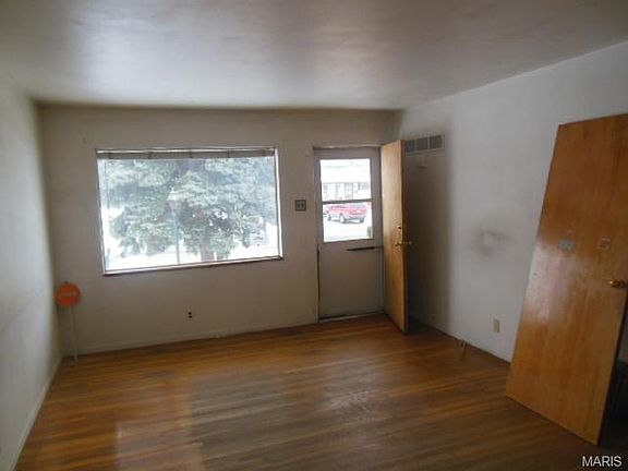 4th image of 10653 Spring Garden Dr