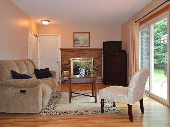 3rd image of 10 Little Briggins Cir