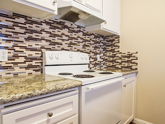 Granite counter w backsplash