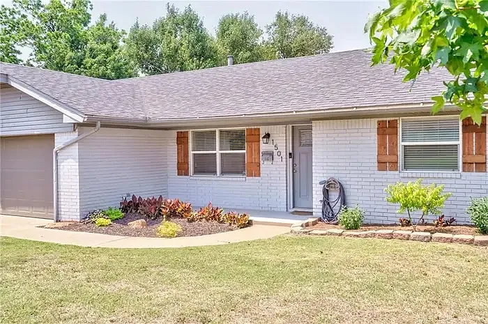 1501 Carlton Way — Photo 3