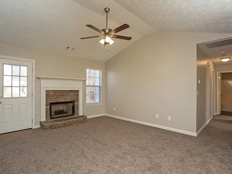 430 Summer Hill Cir — Photo 2