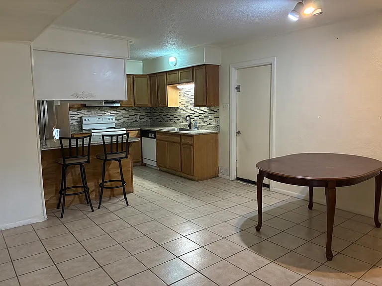 3510 Crestside Dr — Photo 6