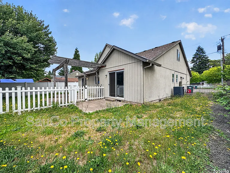 661 NW Connell Ave — Photo 32