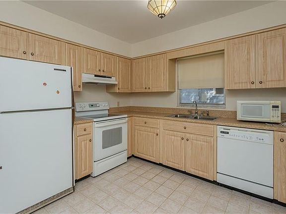 3rd image of 39 E Orange St