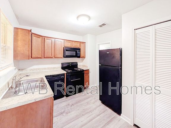 2nd image of 2843 Seville Ct