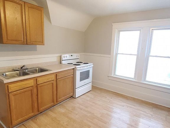 2nd image of 1528 Hayes Ave