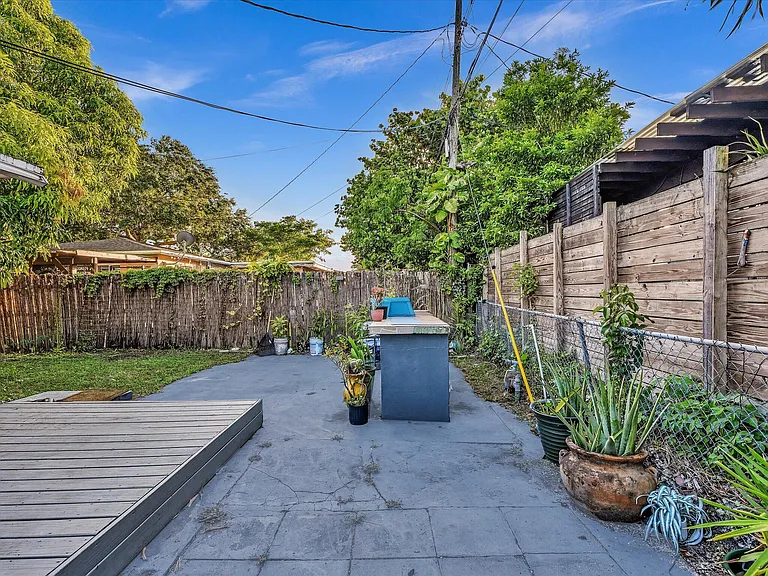 700 SW 5th Ct — Photo 24