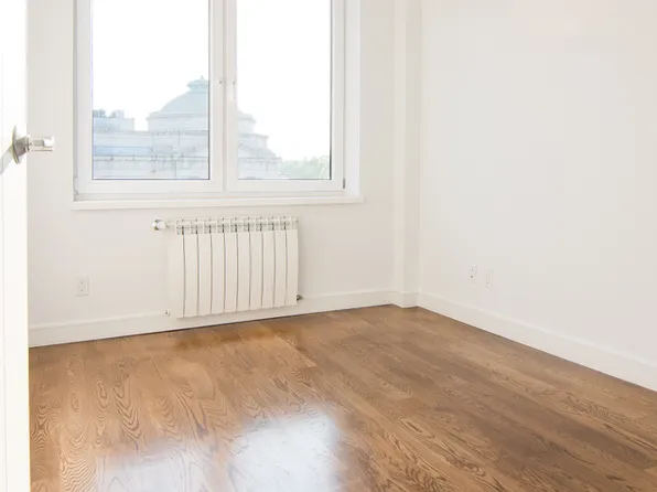 689 Leonard Street image 18 of 24