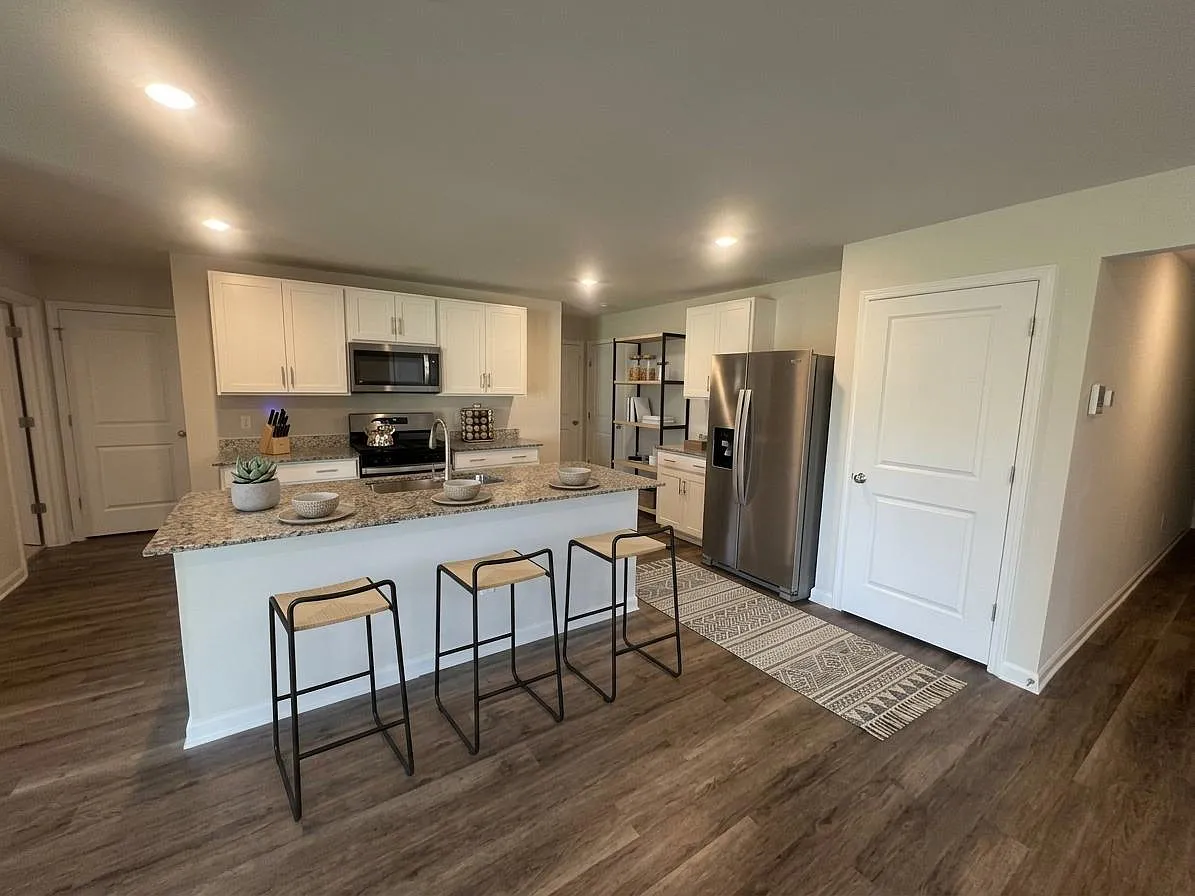 5 bed, 3.0 bath, 2944 sqft, $2,900 — Photo 3