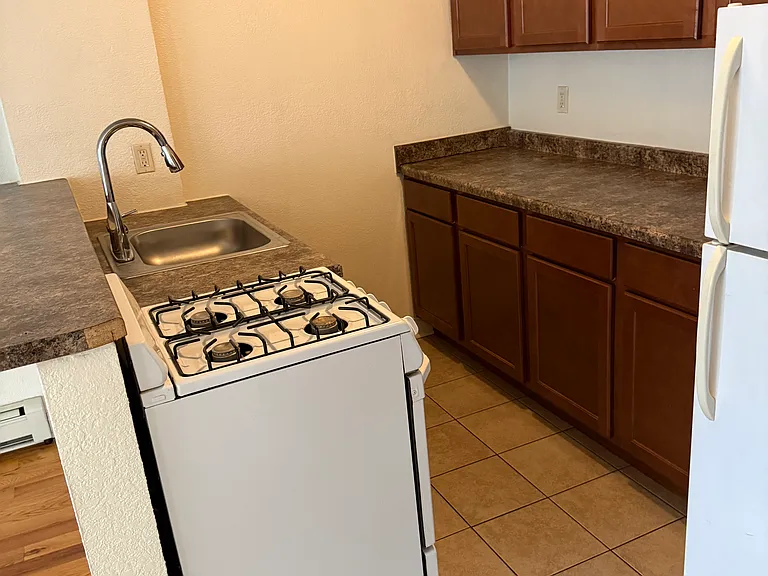 1515 N Farwell Ave — Photo 6