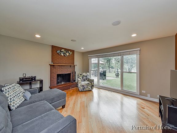 3rd image of 675 Lakeview Ln
