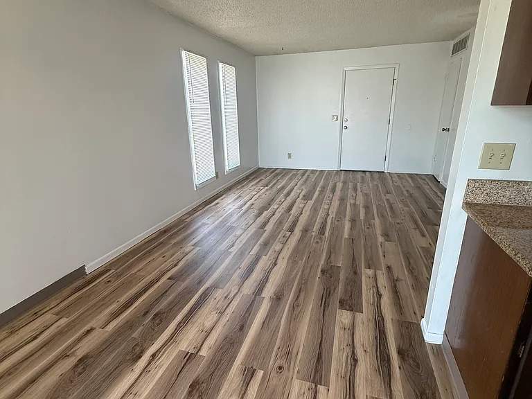 6816 W Par Ln #4 — Photo 6