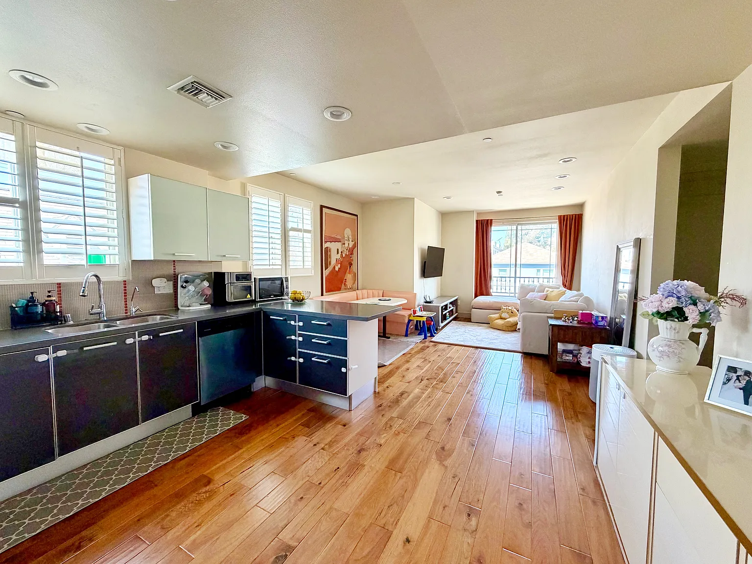 3 bed, 1450 sqft, $3,799 — Photo 2