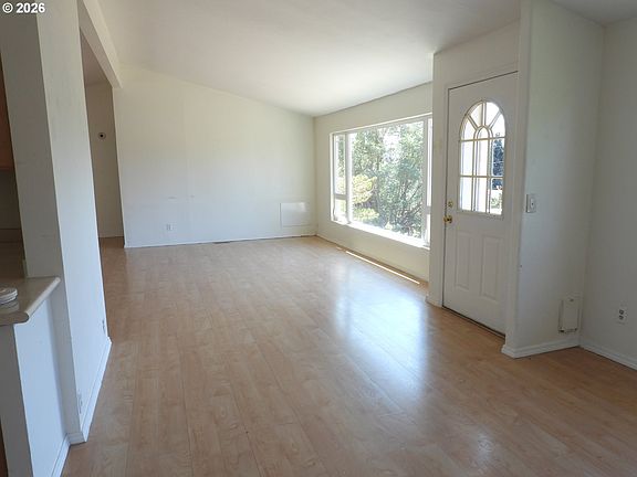 5th image of 614 NE Vine St