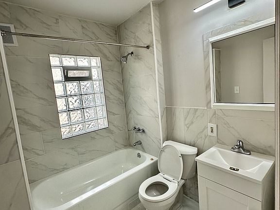 3rd image of 1370 Phelps Ave #1
