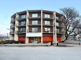 3900 W 95th St APT 305, Evergreen Park, IL 60805