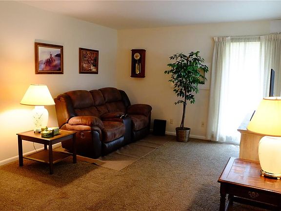 5th image of 203 S Weatherred Dr