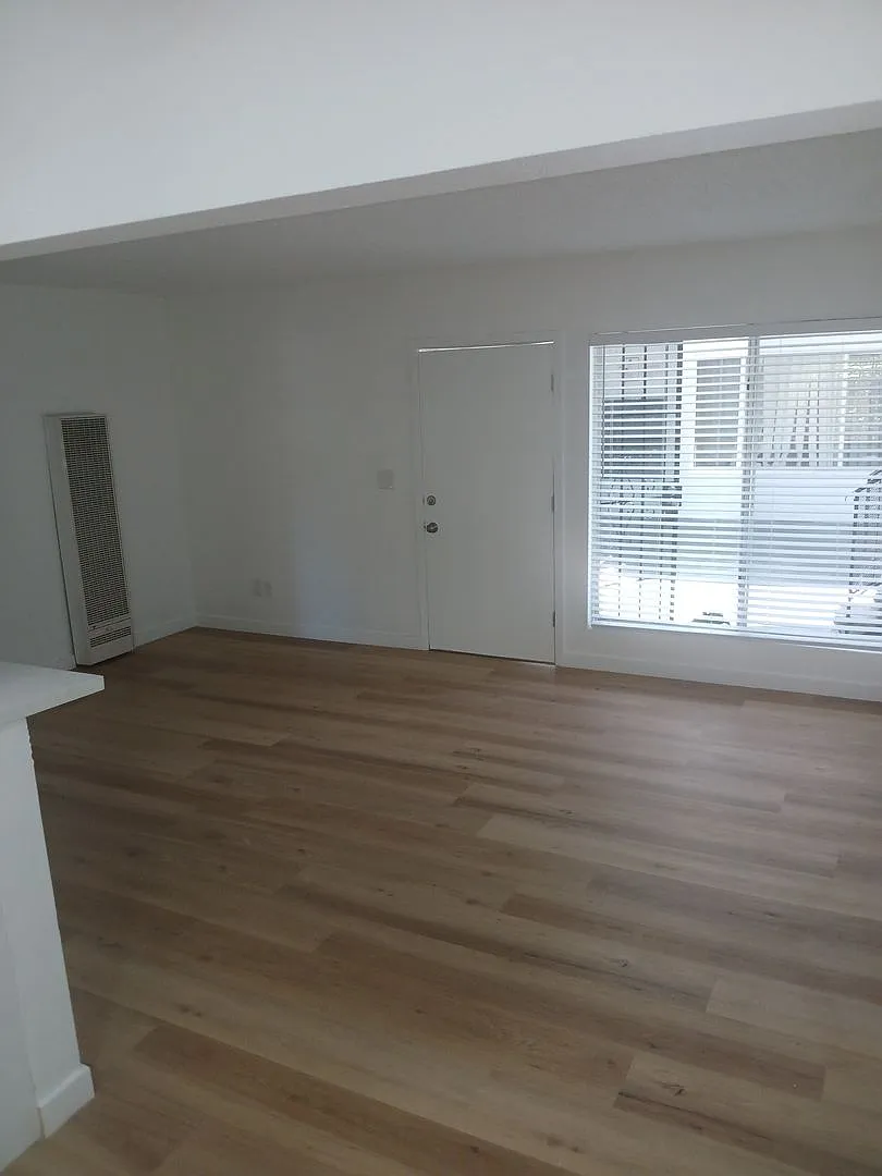 610 Hyde Park Blvd — Photo 2