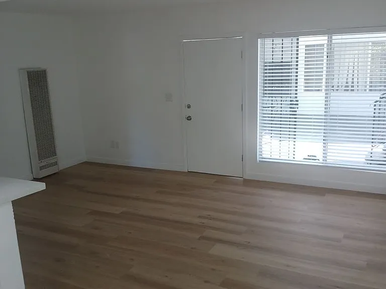 610 E Hyde Park Blvd — Photo 2