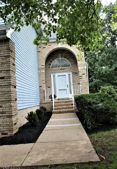 53 Hendrickson Dr — Photo 2