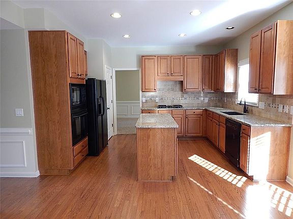 4th image of 3221 Wooded Glen Ct SE