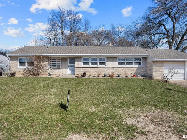 1420 N 10th St, Pekin, IL 61554