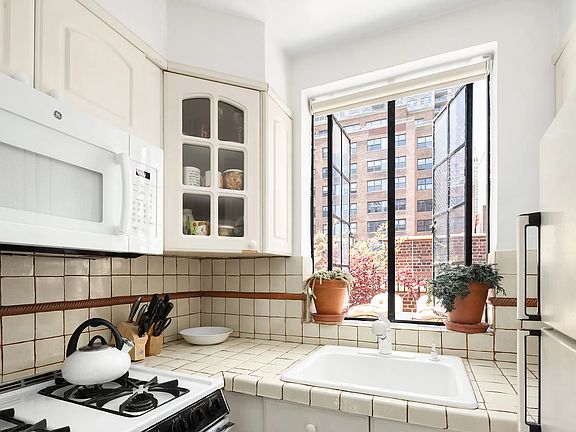 3rd image of 324 E 41st St Penthouse 3C