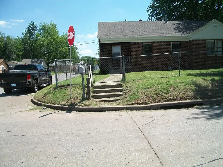 1631 N Lewis Pl — Photo 3