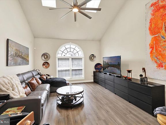 5th image of 73 Michigan Dr