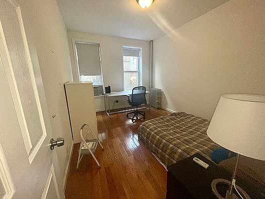 3rd image of 220 E 36th St APT C4