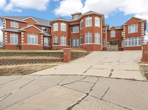 4012 Paradise Ct NW, Cedar Rapids, IA 52405