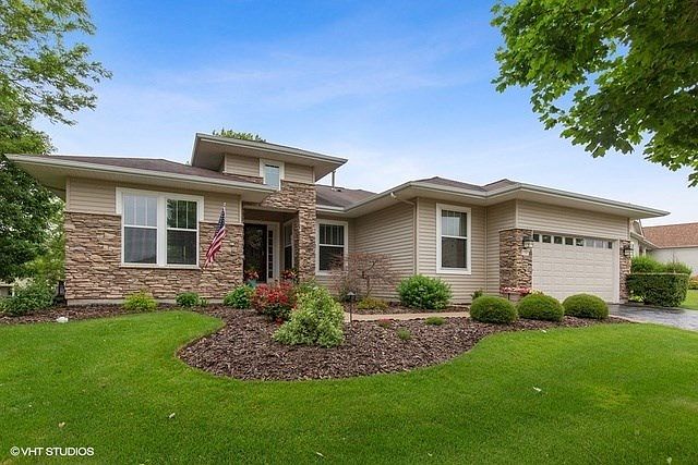 DEL WEBB BUILT MICHIGAN MODEL W/FINISHED ENGLISH BASEMENT