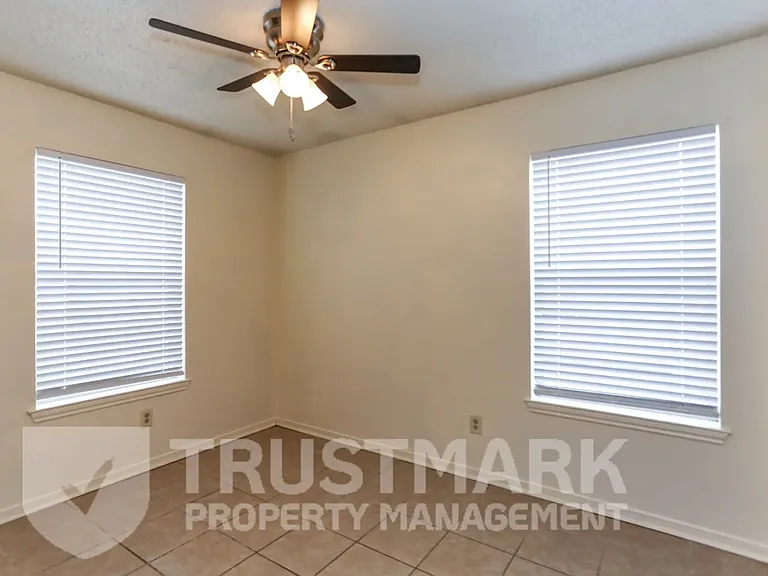220 Gibson St #B — Photo 11