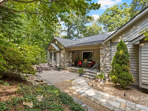 516 Overlook Dr, Flat Rock, NC 28731