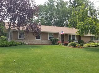 20645 Bowling Green Dr, Waukesha, WI 53186