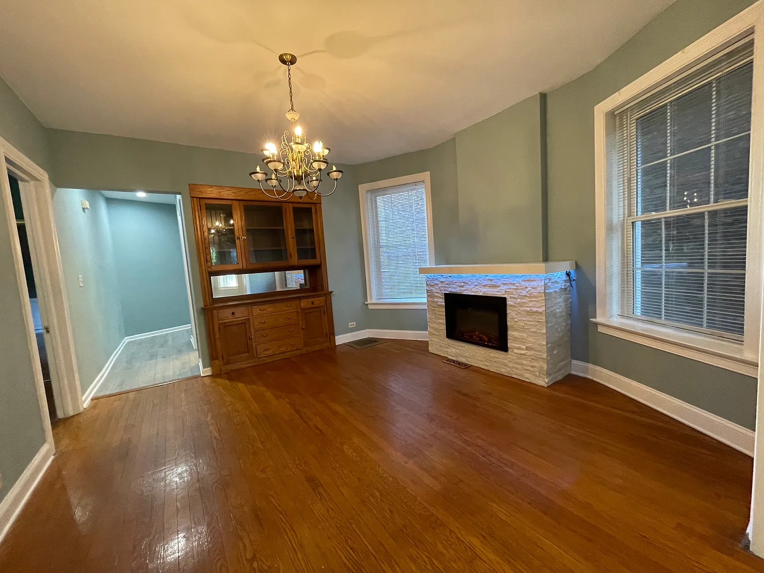 2 bed, 2700 sqft, $2,500 — Photo 2