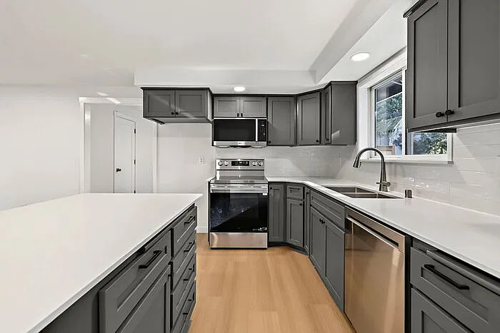 3 bed, 2.0 bath, 1210 sqft, $3,200 — Photo 2